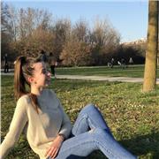 Studentessa universitaria della facoltà di matematica impartisce lezioni private di matematica a ragazzi della scuola primaria, secondaria e superiore